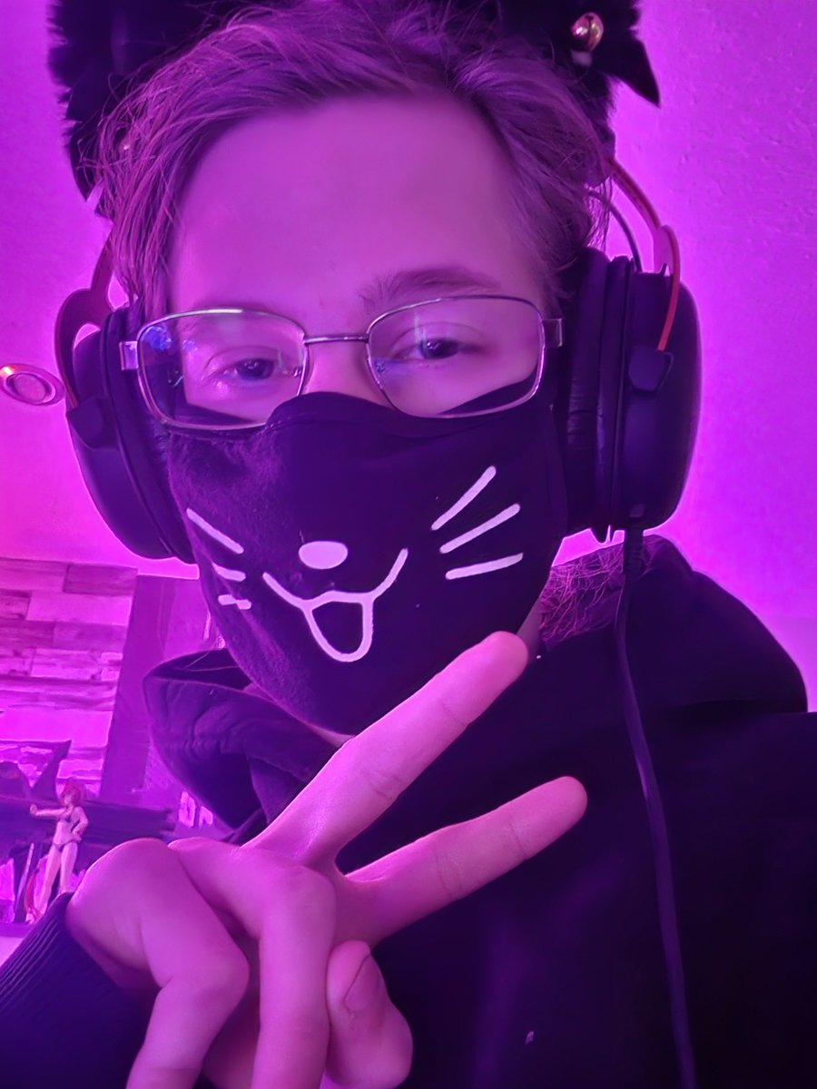 FluffyFefu's tweet photo. dm me something normal pwease i want fwends :3 (mebe even german)
#femboy #femboi #twink #catboy #neko #gay #gae #bored #bread https://t.co/DDZIAPO6Pc