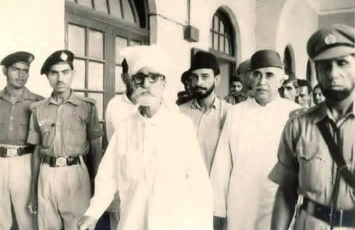 Punchayate's tweet photo. بلوچ تاریخ کے ایک دردناک باب میں نواب نوروز خان زہری، جنہیں بابا نوروز خان بلوچ بھی کہا جاتا ہے، نے اپنے ساتھیوں کے ہمراہ پہاڑوں میں مزاحمت جاری رکھی۔ بلوچ تاریخی روایات کے مطابق 1959 میں ایک جرگہ قرآنِ مجید ساتھ لے کر ان کے پاس گیا اور قرآن پر یقین دہانی کرائی گئی. https://t.co/hnmtwvjgot