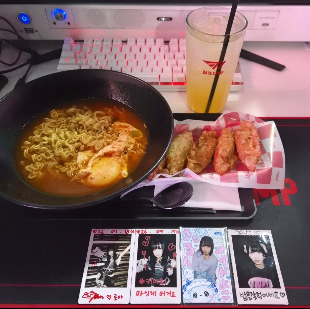 roaroaro46's tweet photo. #키아워 #よこひめ
끝나고 라면이랑 만두랑 레몬아이스티로 밥 묵기🤤🤤 https://t.co/328elPoZYq