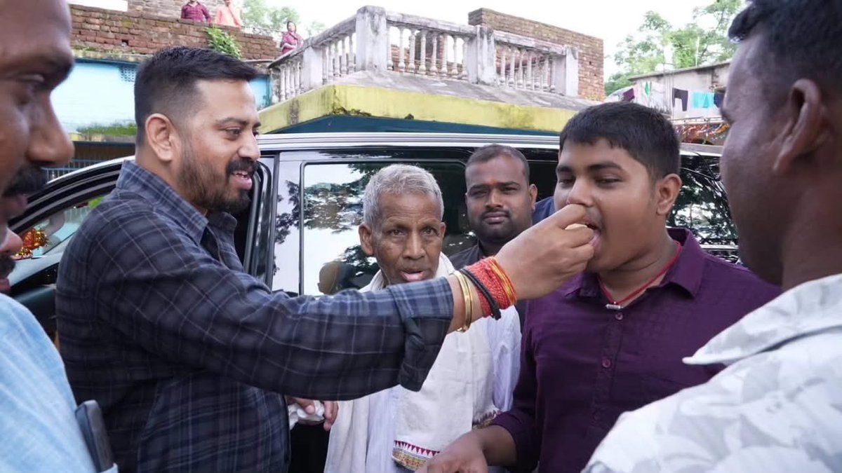 Himanshu4Odisha's tweet photo. ଆରୁହା ଗ୍ରାମପଞ୍ଚାୟତ ଅନ୍ତର୍ଗତ ଆରୁହା ଗ୍ରାମର ଶ୍ରୀ ପୂର୍ଣ୍ଣ ଚନ୍ଦ୍ର ଜେନାଙ୍କ ସୁପୁତ୍ର ଆଶିଷ ଜେନା NEET-UG ପରୀକ୍ଷାରେ ସଫଳତାର ସହ ଉତ୍ତୀର୍ଣ୍ଣ ହୋଇଥିବାରୁ ତାଙ୍କ ବାସଭବନରେ ପହଞ୍ଚି ତାଙ୍କୁ ହାର୍ଦ୍ଦିକ ଅଭିନନ୍ଦନ ଓ ଶୁଭେଚ୍ଛା ଜଣାଇଲି...

ଏହି ସ୍ମରଣୀୟ ସଫଳତା ପାଇଁ ଉତ୍ସାହ ଓ ପ୍ରେରଣା ସ୍ୱରୂପ ତାଙ୍କୁ ଏକ Laptop ପ୍ରଦାନ କରିବାର ସୌଭାଗ୍ୟ ଲାଭ କଲି। ଆଶିଷଙ୍କ ଏହି କୃତିତ୍ୱ କେବଳ ତାଙ୍କ ପରିବାର ପାଇଁ ନୁହେଁ, ସମଗ୍ର ଅଞ୍ଚଳ ପାଇଁ ମଧ୍ୟ ଗର୍ବର ବିଷୟ। ତାଙ୍କର ଉଜ୍ଜ୍ୱଳ ଭବିଷ୍ୟତ, ଉତ୍କୃଷ୍ଟ ଚିକିତ୍ସକ ଭାବେ ସଫଳତା ଏବଂ ଦେଶ ଓ ସମାଜର ସେବାରେ ଅବଦାନ ପାଇଁ ମହାପ୍ରଭୁ ଶ୍ରୀଜଗନ୍ନାଥଙ୍କ ନିକଟରେ ପ୍ରାର୍ଥନା କରୁଛି...