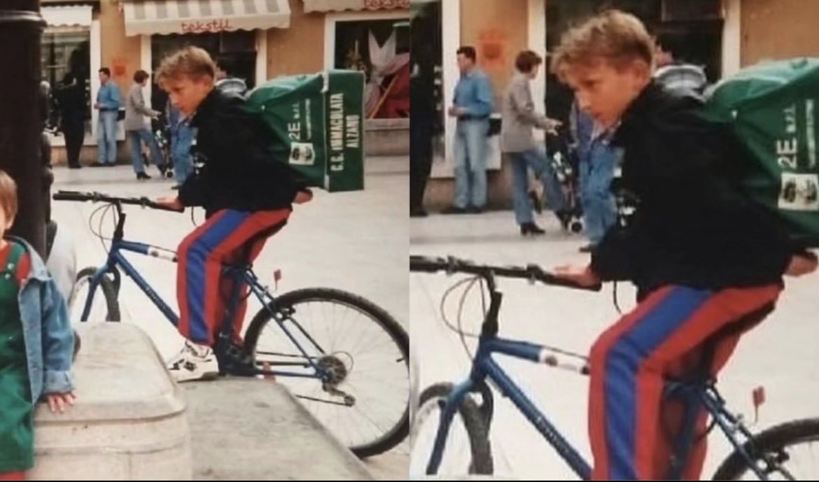 floxisnothere's tweet photo. #modrictwt 
Una madre le tomó una foto a su hijo hace 25 años en Croacia. 
El chico de atrás en la bicicleta es Luka trabajando en la calle 😭😭 https://t.co/zumzYIW0bu