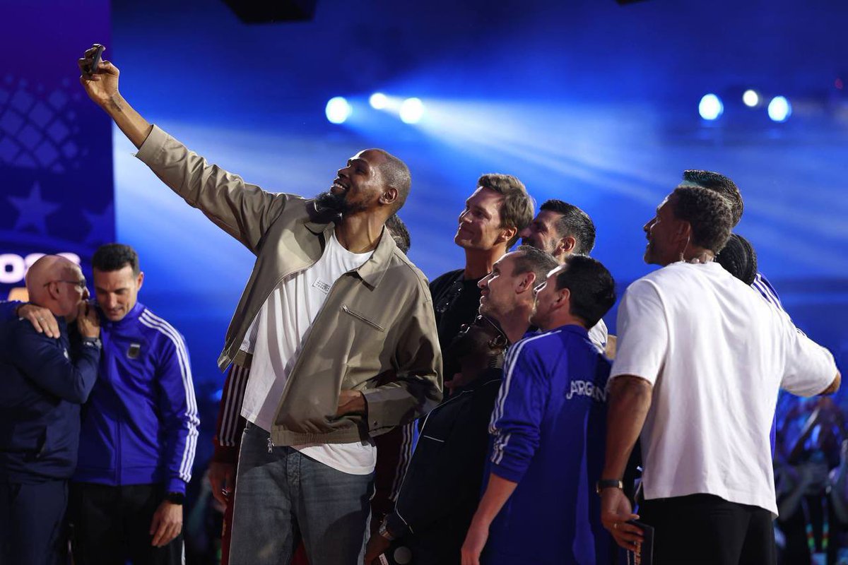 Bboylitx's tweet photo. One frame. Countless legends. This picture belongs in a museum. Kevin Durant’s wingspan really saved Kevin Hart from being cropped out. 😭📸🐐🤣 https://t.co/zt3JlEYYcC