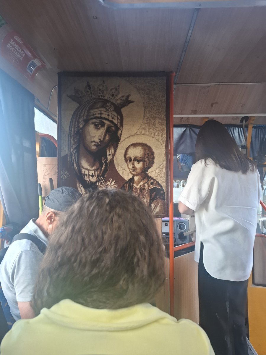 UPlushka's tweet photo. Я побачила новий рівень іконок в маршрутці
Вашій увазі Іконка-килим https://t.co/GIQIFP5bzv