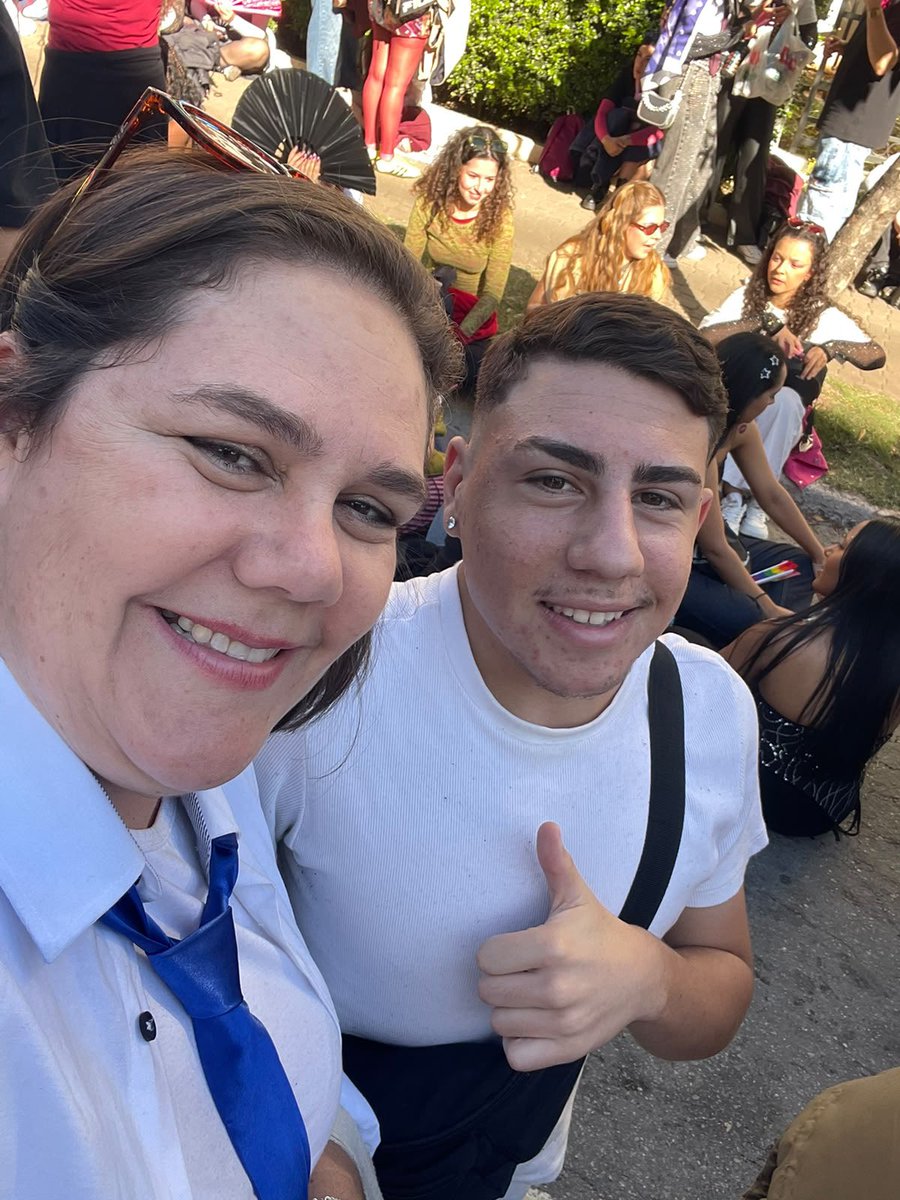 supporttmendes's tweet photo. Minha mãe com o lookinho dela na fila do show 🥹🥹 https://t.co/TOF829j44f