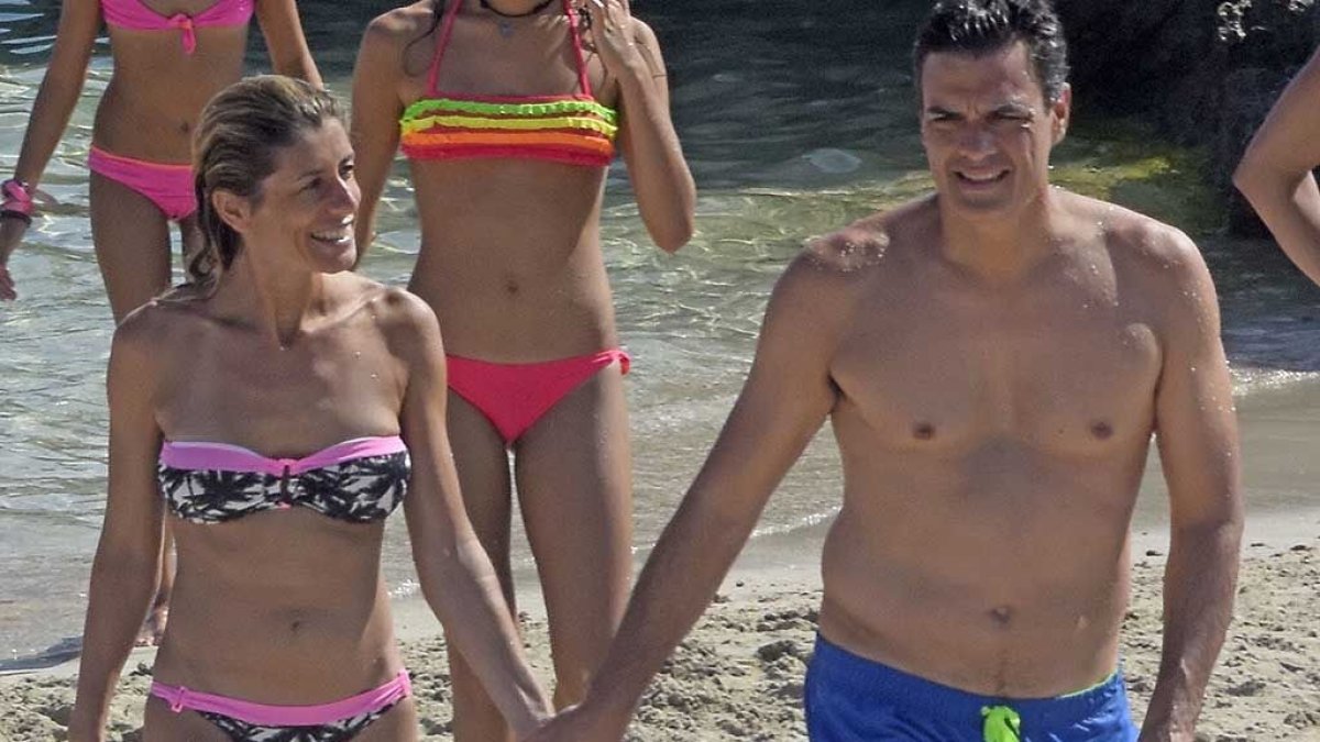 Liberaldig's tweet photo. Parece que Pedro Sánchez ya tiene decididas sus vacaciones con Begoña, las más largas desde que es presidente, más de un mes.

Por supuesto en las residencias oiciales de Lanzarote y Doñana. 

Recuerda que pagas tú, como siempre... https://t.co/ZUDnYre3W1