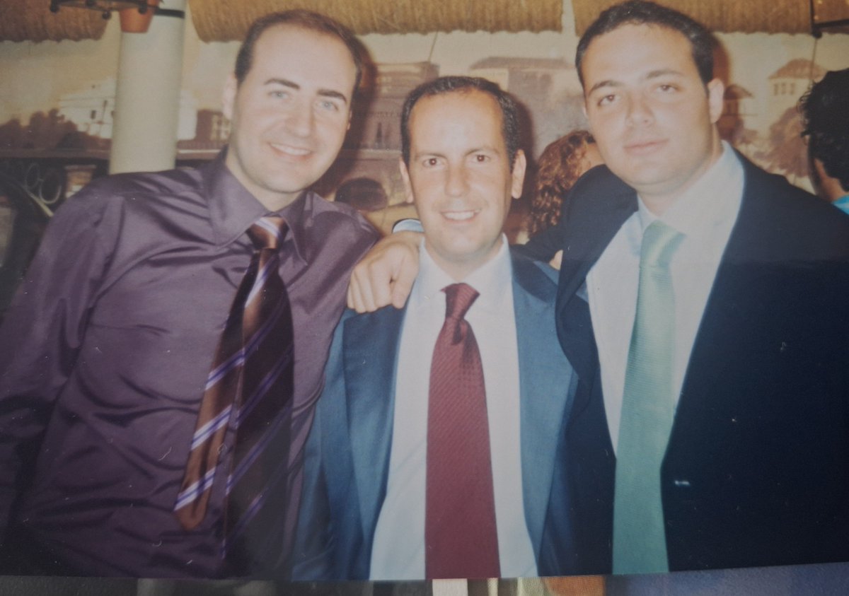 MarioBrie's tweet photo. Qué alegría. Ver lo lejos, lo alto, el exitazo,cómo les ha salido todo, a mis compañeros de COPE Sevilla. Presumo. Y si hablo de mis AMIGOS de toda la vida de Radio Sevilla... cuánto tiempo liderando. Son amigos, son familia. https://t.co/FpAQ6cUUKW