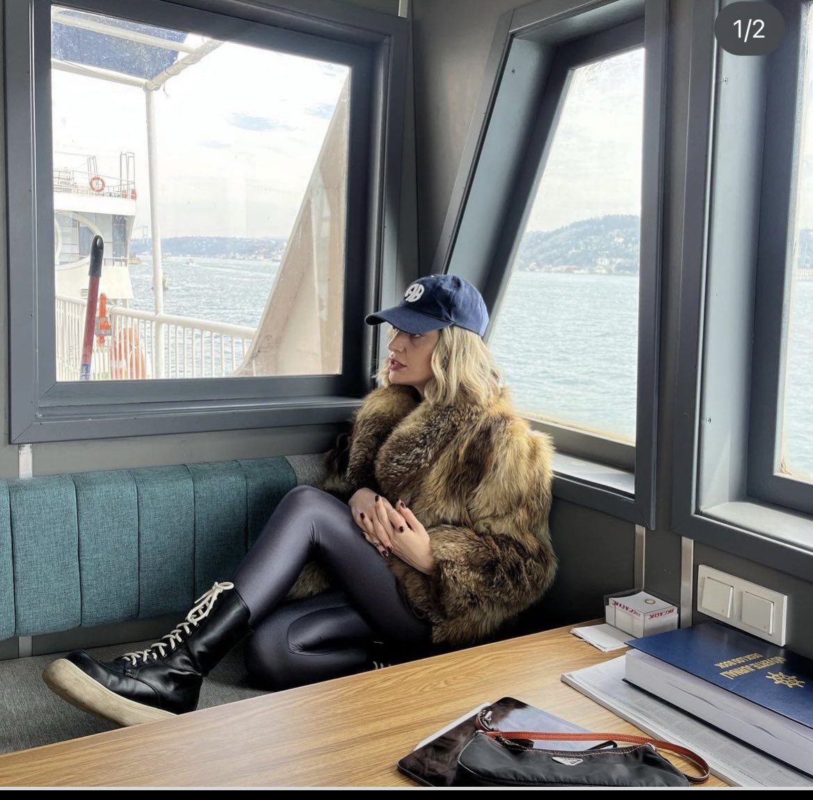 UgurSert6161's tweet photo. Melis Çatak

Ekrem İmamoğlu’nun oğlu Mehmet Selim İmamoğlu’nun sevgilisi.
Poz verdiği ofis de, Ekrem İmamoğlu’nun kendisine tahsis ettiği, vergilerimizle İBB’ye alınan şehir hatları vapurlarından biri.
Hem ofis olarak kullanıyor, İstanbul sosyetesine özel partiler için kiralıyor. https://t.co/DYdQsG8wNV