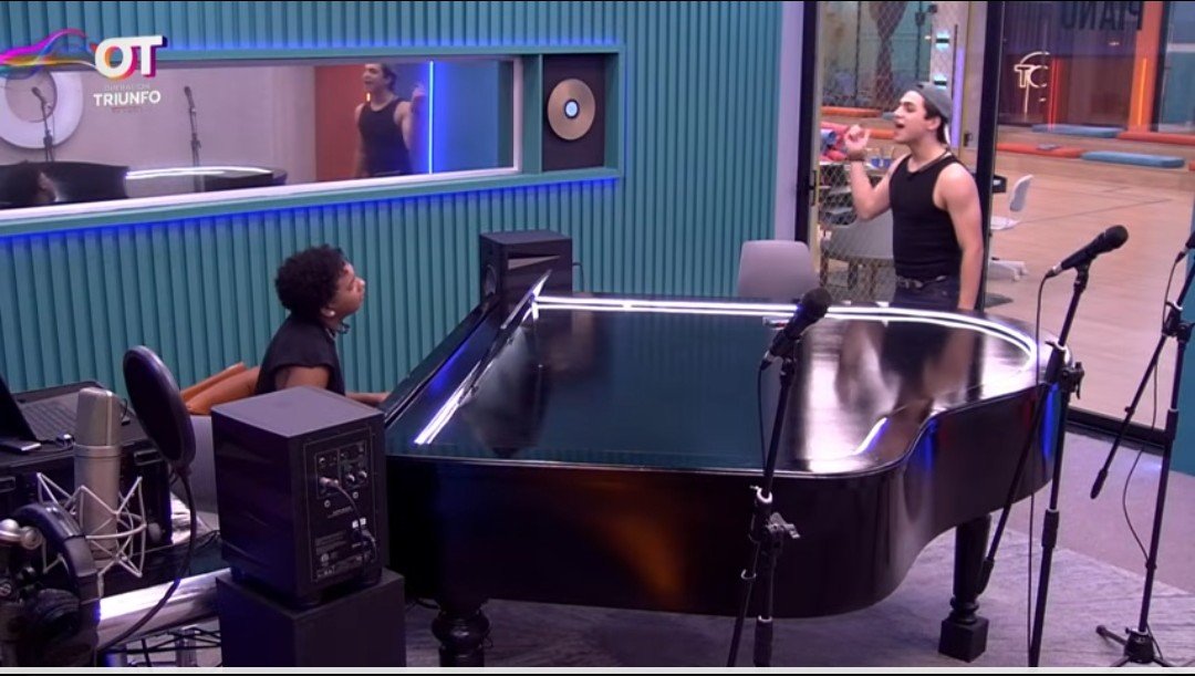 Alexia_Sandov24's tweet photo. No, pues ya mejor pongan a Wandy como maestro de técnica vocal, hace mejor trabajo que los maestros...
#OperaciónTriunfoUSA https://t.co/Z3vTuMveuj