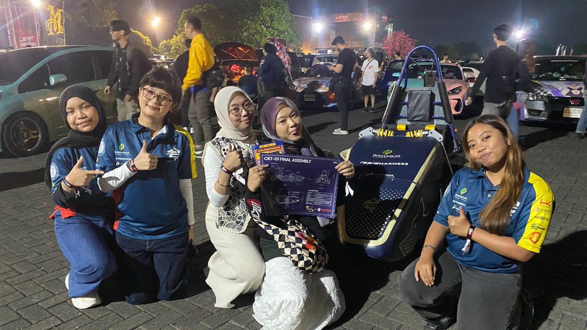 icedcereal's tweet photo. list tiba2 today:
• tiba2 disamperin fg jdmfest buat jadi model (soalnya gw pake merch taun lalu wkwk)
• tiba2 sokab sama crt yang lagi jaga booth sampe dikatain extrovert mampus?? 😭😭
• tiba2 dikasih kue balok sama bapa2 motoran pas lampu merahh??? ini paling gong pls.. https://t.co/Z2LQSE72lv