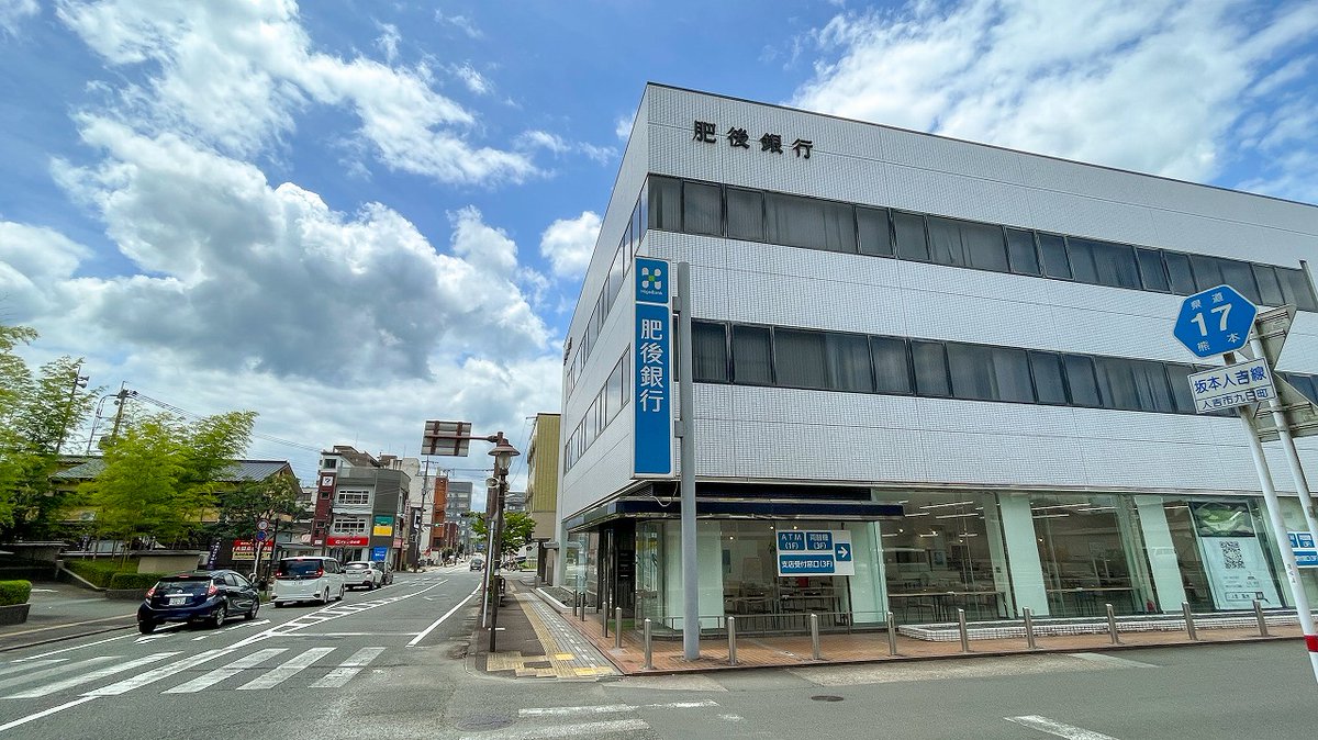HitokumaCH's tweet photo. 昨日7月18日、肥後銀行人吉支店1階に「#HITOYOSHIまちなか図書館」がプレオープンしました。
本を読む場所としてだけでなく、まちなかで少し時間を過ごしたり、親子で立ち寄ったり、誰かと出会ったりできる新しい居場所です。
昨年の社会実験から育まれてきた「本のあるまちの風景」が、少しずつ日常の中に広がりはじめています。
正式オープンは8月1日予定。人吉のまちなかに、またひとつ楽しみな場所が加わりました。
#熊本 #人吉