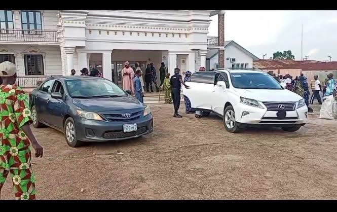 Oyo_Matters's tweet photo. Oriire School Attack Victims Receive Relief Packages as Families Gather at Soun of Ogbomoso's Palace, Principal Takes Delivery of Donated Car, Teacher Gets New Motorcycle https://t.co/3ER9sAy0uc