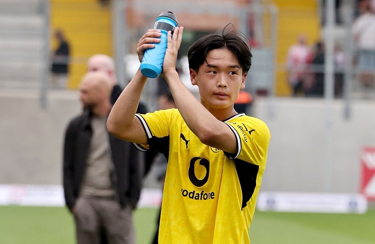 bvbnewsblog's tweet photo. Niko Kovac on Takato Yamamoto: 

"I actually saw him for the first time on Thursday. I didn’t know him before that either. He showed some really good things. Not just you, but I, too, watched him closely and saw some truly promising potential. That’s something we’re excited about. For now, he’ll certainly be with the second team. But that doesn’t mean the door to the first team is closed. On the contrary: it should be open, and we’ll be keeping an eye on him."

🗞 @RNBVB 

#BVB