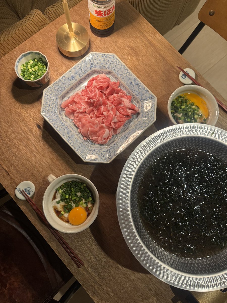 moto549chan's tweet photo. 急に暑くなってバテ気味だったので、出汁に醤油みりん、もずくとあおさ浮かべてしゃぶしゃぶ。とろろポン酢でちゅるんと食べれていい感じ。〆の蕎麦まで食べたけど軽い〜✨✨ https://t.co/OgvRzZgGxt