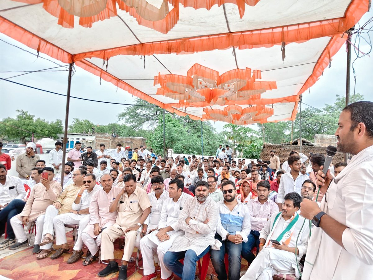 INCMP's tweet photo. आज प्रदेश कांग्रेस अध्यक्ष श्री जीतू पटवारी जी ने दतिया शहर के विभिन्न वार्डों में पोलिंग बूथ कार्यकर्ताओं, स्थानीय नेताओं से संवाद कर उपचुनाव की कार्ययोजना पर विस्तृत चर्चा की।

इस अवसर पर पूर्व मंत्री श्री जयवर्धन सिंह जी, पूर्व मंत्री श्री सचिन यादव जी, विधानसभा प्रभारी श्री सिद्धार्थ कुशवाह जी, विधायक श्री केशव देसाई जी, जिला कांग्रेस अध्यक्ष श्री अशोक दांगी जी, वरिष्ठ नेता श्री अवधेश नायक जी सहित अनेक वरिष्ठ नेता एवं कार्यकर्ता उपस्थित रहे।