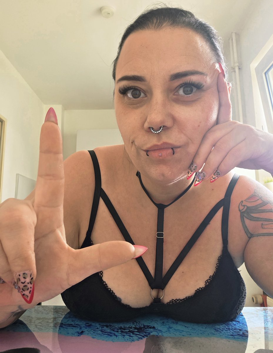 MadyLoveMoney's tweet photo. Du suchst meine Anerkennung. Ich entscheide, ob du sie überhaupt wert bist. Bis dahin bleibst du einfach nur ein Loser. 😈
Beweg deinen  Arsch und zahl Tribut! JETZT! 
#Findom #Zahlnutte #paypig #payslave #zahlsklave #Loser https://t.co/KeE6Bodi1B