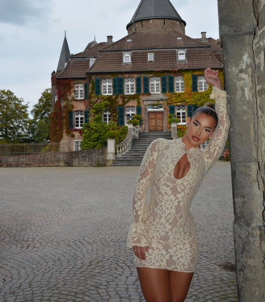 softblurss's tweet photo. There’s just something about lace https://t.co/rSfc4MS9r4