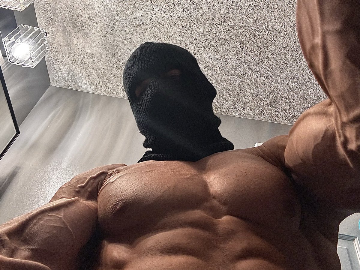 thelordbeefcake's tweet photo. Stay right there and take in all this muscle 💪😈 https://t.co/5GJpt3XR5w