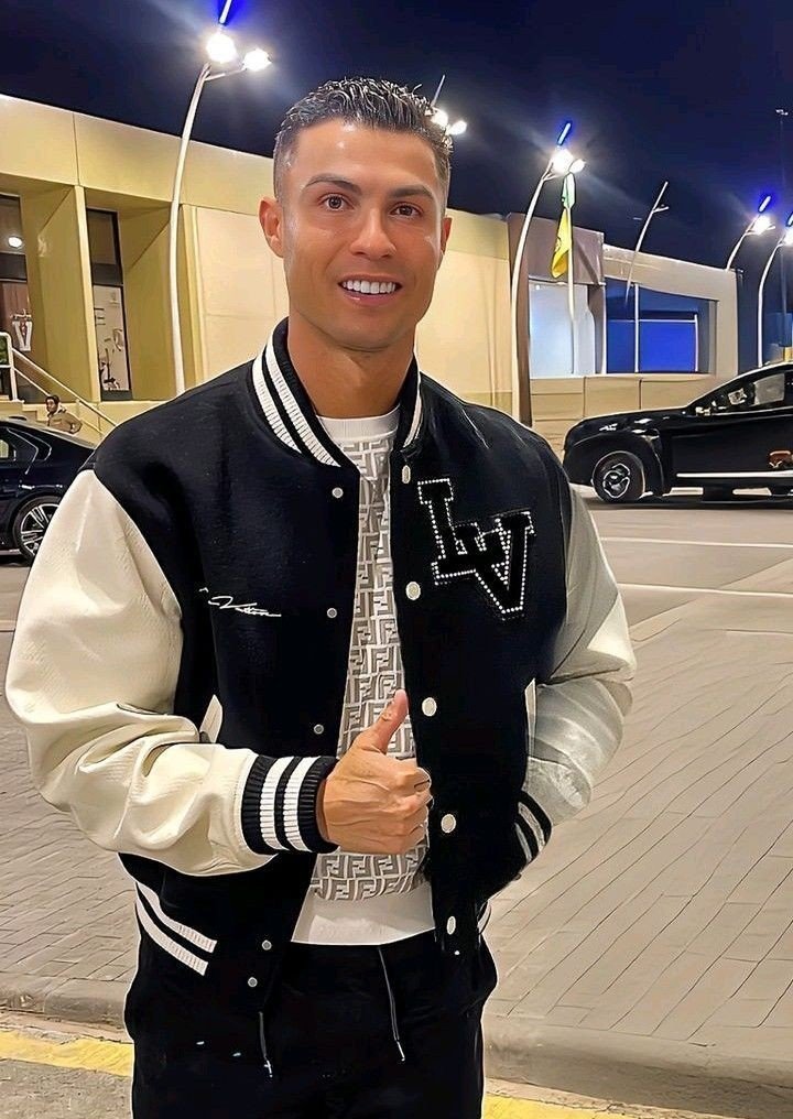 mra_g22's tweet photo. رسميا كريستيانو رونالدو يعتزل كورة القدم نهايا ولن يلعب مجدداً 💔🙏🏻

والنصر يعلن عبرحسابه في سناب شات انه تم تعيين كريستيانو رونالدو مدربا جديدا لنادي النصر السعودي، راح يكون مدربا حتى عام 2030م معا خيار التجديد!! 😳 https://t.co/yhFRUGrGc7