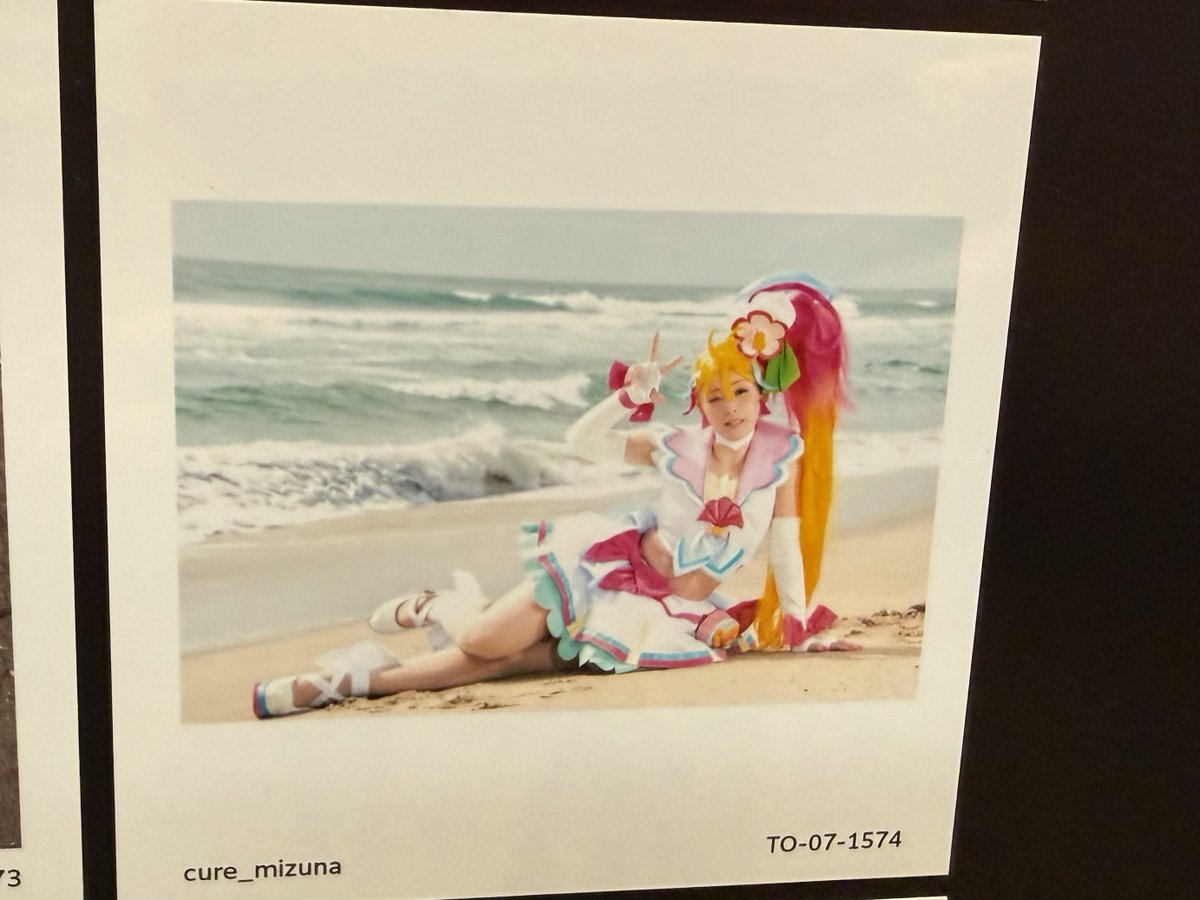 cure_mizuna's tweet photo. 今日からスタートの
「“PHOTOIS”想いをつなぐ。あなたが主役の写真展 2026」へ遊びにいきました！

みなさんの素敵な写真を一枚一枚、堪能してきました🖼️✨✨
なんと、ねこたん＆私の写真も展示されています！うれしいね☺️

#photois
#あなたが主役の写真展
#ねこたんとにゃんこたん https://t.co/wRfCz3oimV