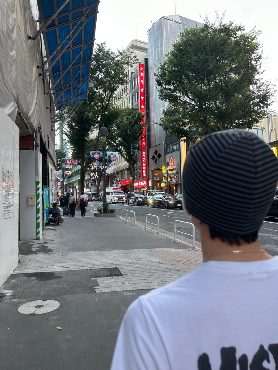 ⋆ tweet media