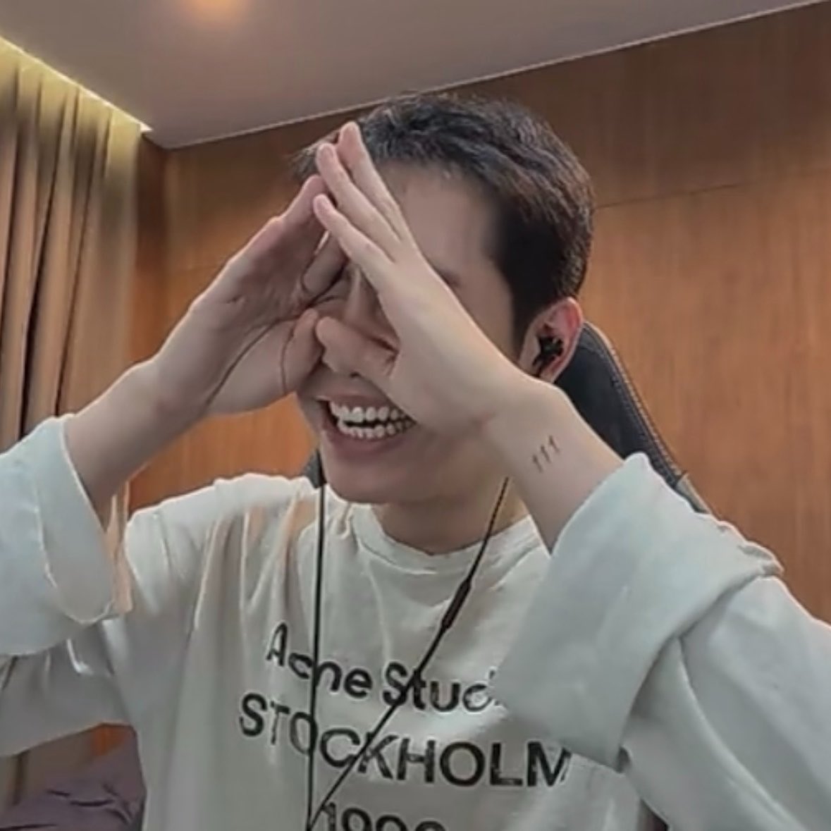 bvtterflyxv's tweet photo. OMG FIRST’S TATTOO??? I think it’s „1 1 1”?🥹 

#FirstKanaphan https://t.co/GZmHhXi9L7