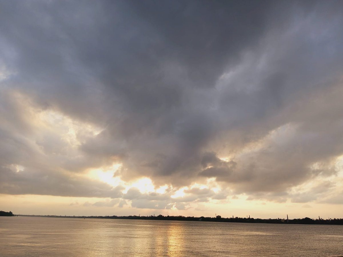 SERENITY07557's tweet photo. "Clouds. River. Sunset. Peace.☁️🌊🌅
#Sunsetvibe https://t.co/e1VxmRkuEY