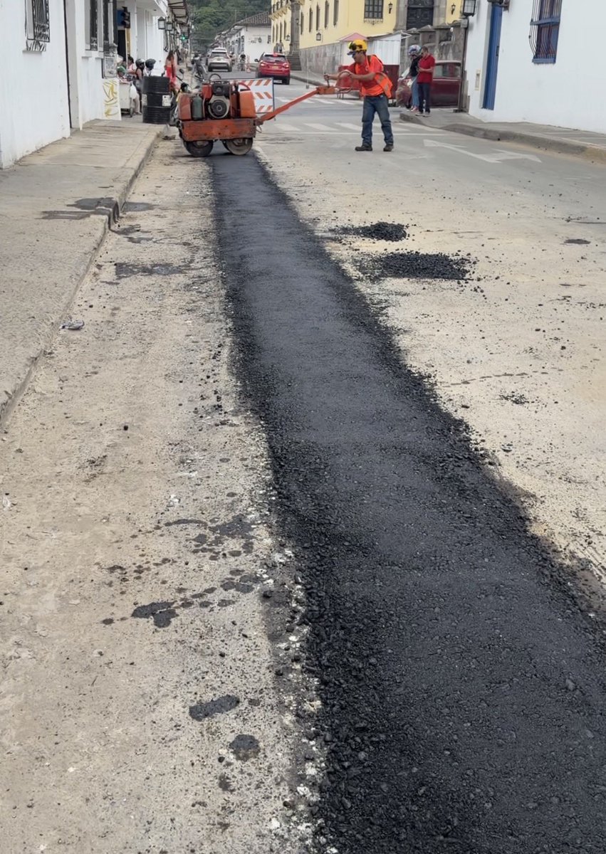acue_popayan's tweet photo. #Aapsa 🚧👷🏼♂️| Avanzamos en la optimización de las redes de acueducto en el sector histórico.
Terminamos el parcheo en varias vías y se está trabajando en nuevos tramos para que nuestros usuarios sigan contando con un servicio de calidad.
#LaAlianzaConLaVida #Popayán https://t.co/NTWO9cZbLx