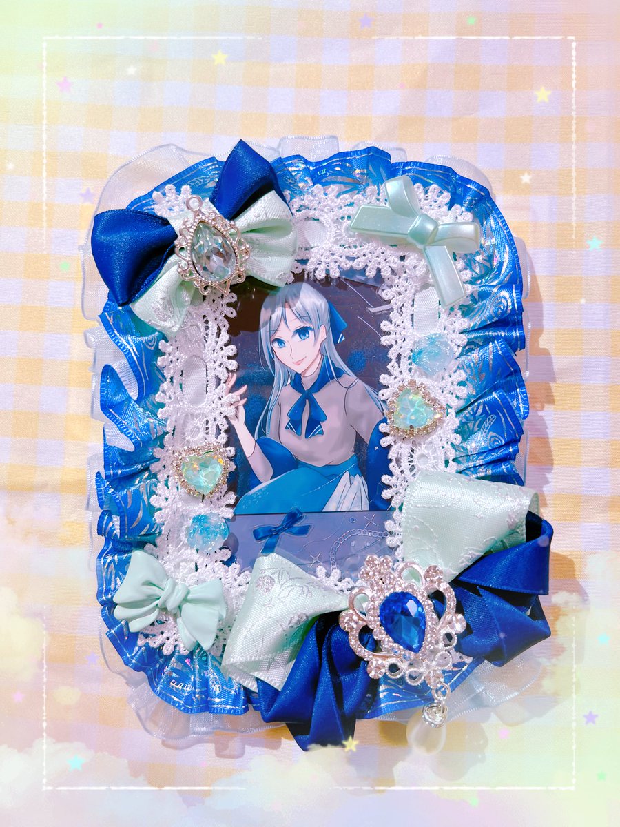 meru_0721's tweet photo. @48__TL 
オフ会でお渡しした痛ロゼット？トレカデコ作りました✨🫶
渡した時喜んでくれたことが何より嬉しかったです☺️
(掲載許可を得ております)

フリルは1本のリボンから自作しているものもあります🎀
こだわり詰め詰めで作ってます👍
いつかみんなの分作りたいな https://t.co/R8qrgBAs52