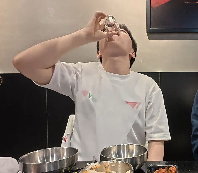 T1keriapics's tweet photo. T1 fans now: 🍺 https://t.co/3TqckIL6TR