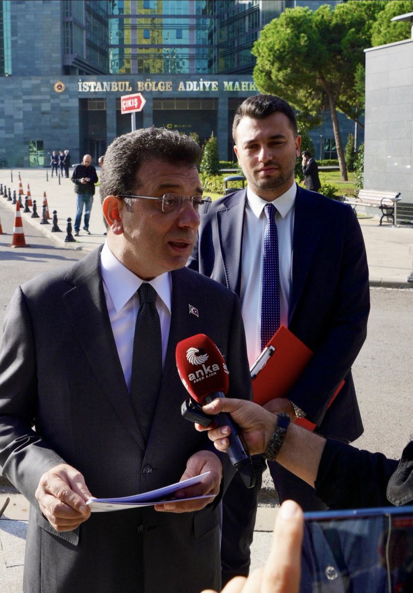 mcanseyhan's tweet photo. Mahkeme başlayınca her şey açıkça ortaya çıkacak diye iddialarda bulundukları İmamoğlu Davasında 4 aydır duruşma yapılıyor, ancak Sayın İmamoğlu’nun 1 kuruş haksız gelir elde ettiği ortaya konulamadı.

Zaten öyle bir şey olsa;

Ne Sayın İmamoğlu’nun Avukatı Mehmet Pehlivan’ı konuşmasın diye hapise tutmaya ne de Sayın İmamoğlu’nu susturmak için savunma hakkı vermeden duruşmadan atmaya tenezzül ederlerdi.

Sayın İmamoğlu 1 kuruş haksız gelir elde etmiş olsa kendisine Mahkemede hakkı olduğu gibi avukatıyla birlikte uygun gördüğü şekilde savunması yaptırılırdı.

Şunu aklınızdan çıkarmayın: Savunma engelleniyorsa aslında ortada suç yoktur.