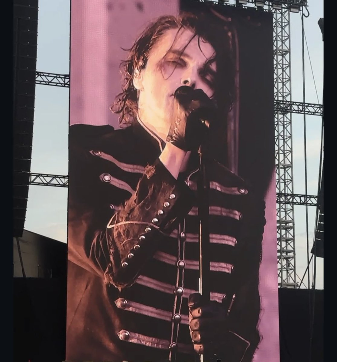 pvrtypoisxn's tweet photo. pictures of gerard way you've probably never seen because i took them: https://t.co/WiF6jbRbpY