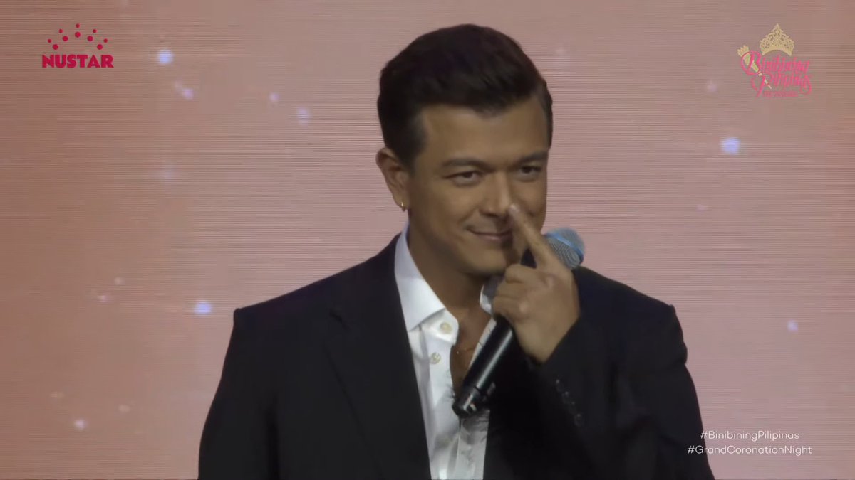 ABSCBNNews's tweet photo. NA-THIRD WHEEL PA NGA CHAR ✌

Nagtagpo ang landas ng magkasintahang Janine Gutierrez at Jericho Rosales sa grand coronation ng #BinibiningPilipinas2026.

Nagsisilbing hurado ng kompetisyon si Janine, habang hinarana naman ni Jericho ang mga kandidata sa evening gown segment.

(Screengrab from Binibining Pilipinas/YouTube)
