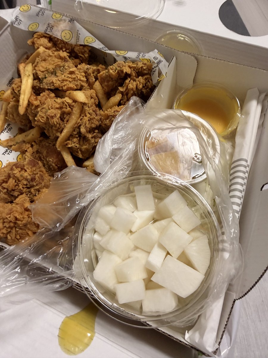 funa273395's tweet photo. 肉まんが持ってきた夜食 https://t.co/E9WI5GbT3D