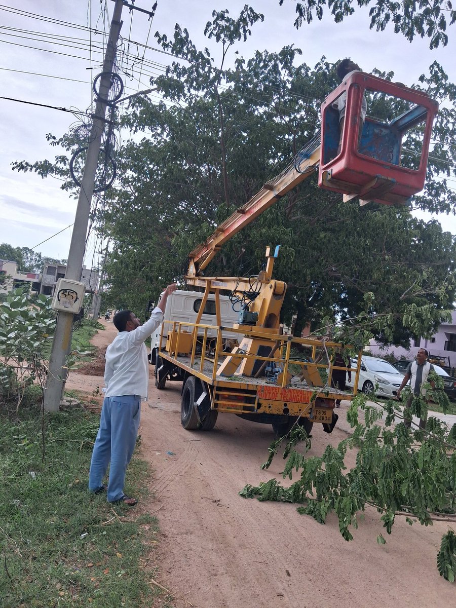 arshadboom4664's tweet photo. Today 18-07-2026,
29th Ward Ex Councillor 
*Mohammad Abdul Naseer (Arshad)* instructed Municipal authorities to cut the Branches of trees ,Which are lying On Electricity poles In 29th ward premises. https://t.co/lPah5N8lDg