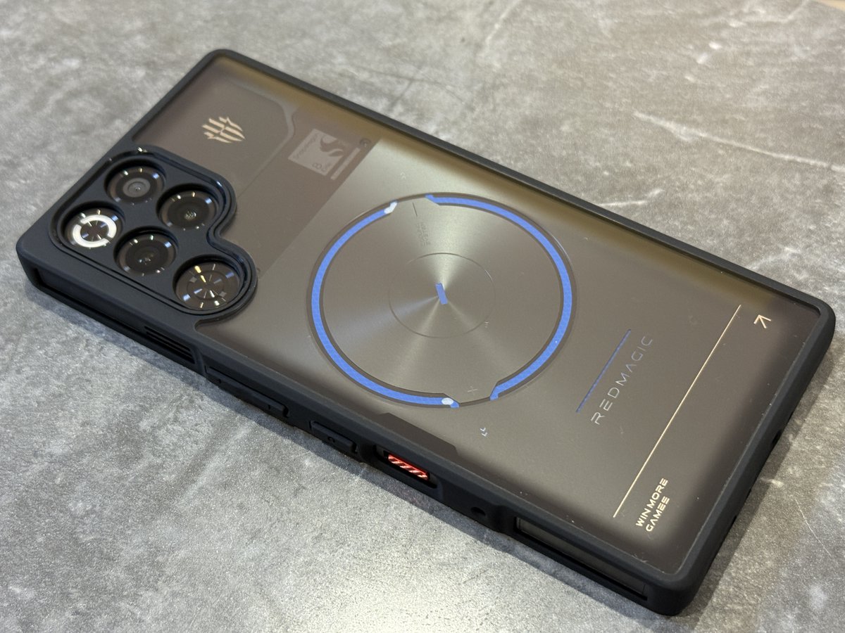 libervo_lab's tweet photo. 今年はスマホ買い替えの年。2年に1度。
いつもなら秋に脳死でiPhone最新。
今年は値上げも想定されていたので、先週思い切って見た目に一目惚れしたREDMAGIC 11S Proに乗換

私の日常に、高性能なカメラはいらない
8インチタブレットあるから、二つ折りもいらない
#REDMAGIC11SPro　#redmagic https://t.co/MVds2GBGES