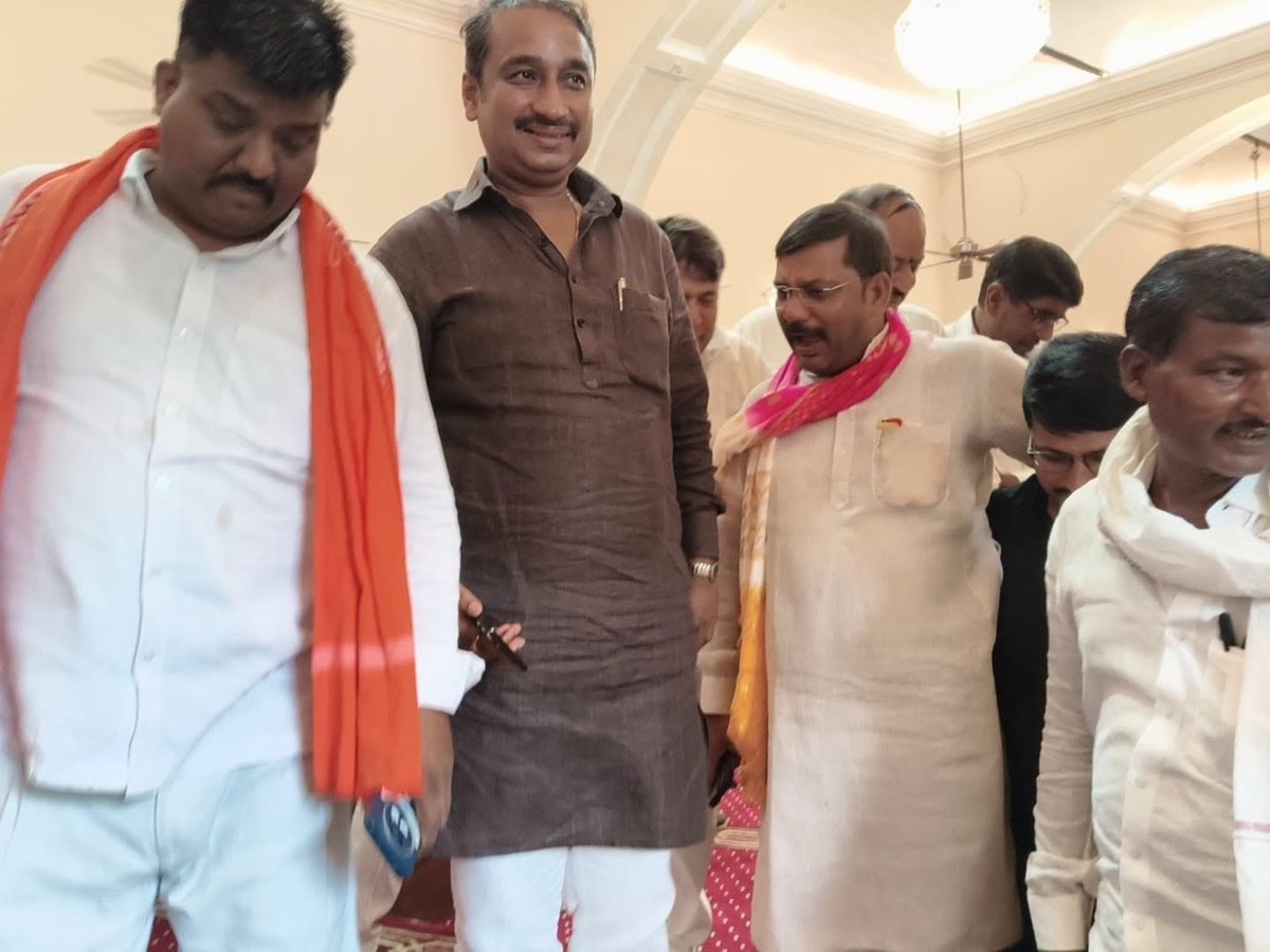 MLaDeepakPatel's tweet photo. प्रयागराज। नगर निगम प्रयागराज में आयोजित कार्यकारिणी सदस्यों के चुनाव में उपस्थित होकर मत दिया। https://t.co/5SXHyiA6CC