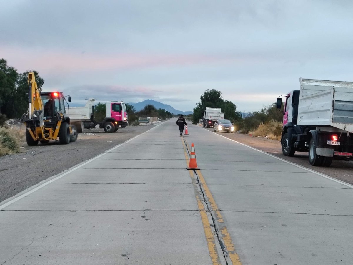 lopresti_lh's tweet photo. 🚧 Estamos llevando adelante un operativo integral de limpieza sobre la Ruta 52.

Retiramos residuos de las cunetas, eliminamos focos de basurales y realizamos tareas de saneamiento para mantener este corredor en mejores condiciones y brindar mayor seguridad a quienes transitan por la zona.

⚠️ Si circulás por el lugar, hacelo con precaución y respetá las indicaciones del personal que se encuentra trabajando.