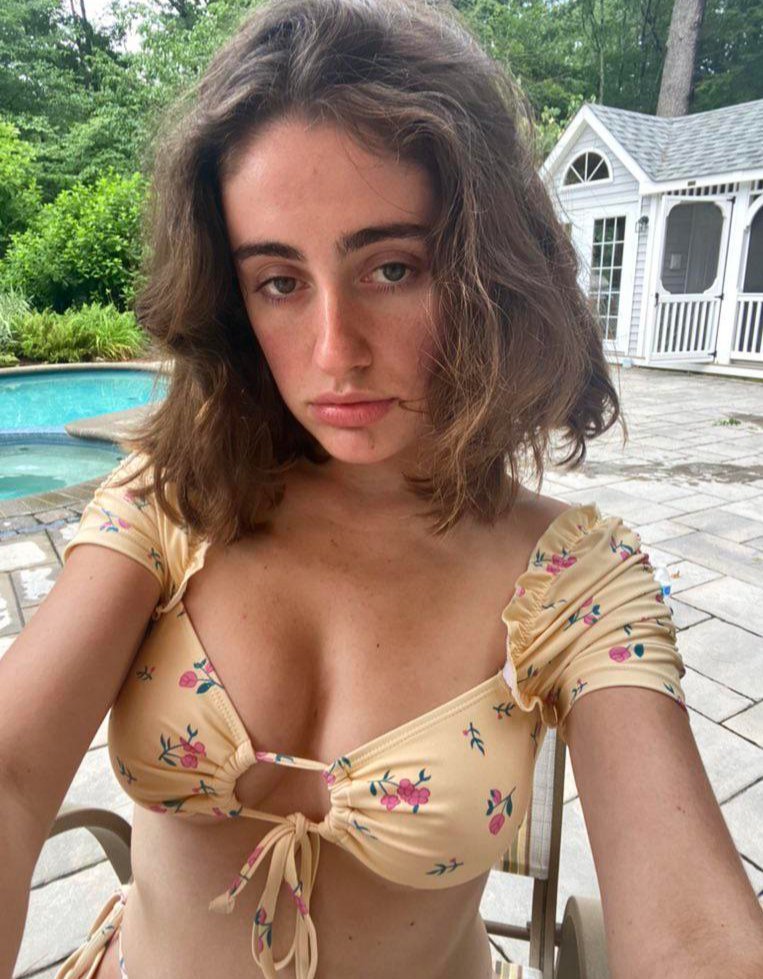 slyxyours's tweet photo. Rachel Sennott deserves way more hype than she gets. https://t.co/x8QzTZhQrL