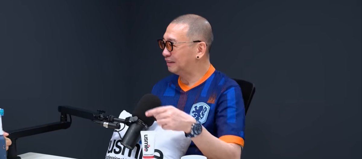 razantataa's tweet photo. Kalo ketemu orang kayak Coach Justin pengen bilang apa?

Coach Justin: 40 tahunan gue tiap hari minum seliter Coca-Cola. 40 tahun nggak pernah gue sakit & masuk rumah sakit.

Raditya Dika: He eh, he eh. Mantap, mantap. 

Coach Justin: Gue ngerokok dari umur 22, sekarang 59, 60 lah. Let's say 38 tahun, baru berhenti kan 8 bulan yang lalu.

Raditya Dika: Hah?

Coach Justin: Nggak pernah juga sakit apa-apa. Ada om gue meninggal 104 tahun di Surabaya. Tiap hari minum Sprite aman-aman aja.