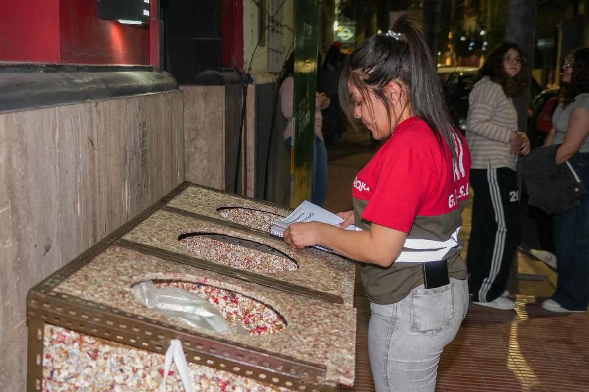 Munilarioja's tweet photo. ¡GRACIAS POR SUMARTE AL ECOCINE! 🎬♻️

Este jueves nos encontramos en Espacio 73 para vivir una jornada diferente junto a la Secretaría de Cultura de la Provincia. 🏛️

¡Cambiamos reciclables por entradas gratis y disfrutamos de Pinocho y La Princesa Mononoke a sala llena! 🍿🍿 https://t.co/hInmYxW9kv