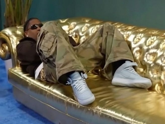 KicksFinder's tweet photo. Kick streamer N3on was caught in Travis Scott's aura at Fanatics Fest NYC while wearing a baby blue Nike Air Force 1 Mid 🌵🩵

Could this be Travis Scott's next Nike collaboration? https://t.co/NXwnaOvwtq