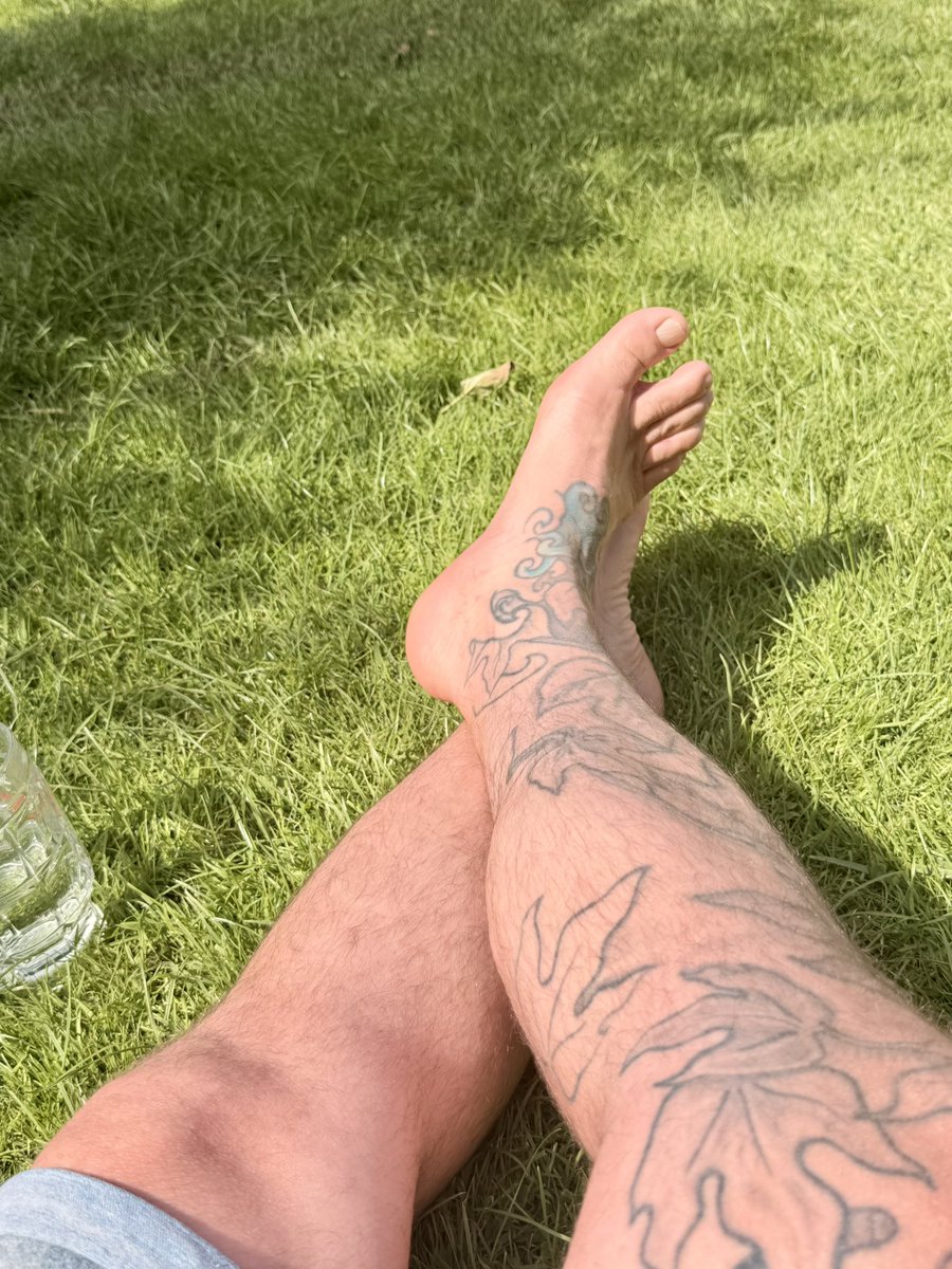 jonah28233430's tweet photo. The grass isn’t the only thing getting stepped on today. 😏

#Feet #FootFetish #Barefoot #Toes #Soles https://t.co/hPmMp7gSZp