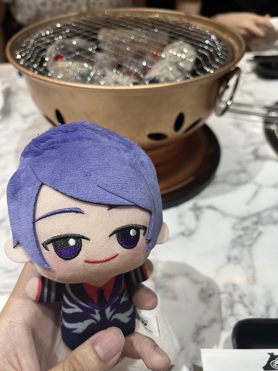Sub3laurent's tweet photo. 皆んなと焼肉に行ったら月山さんも付いてきてた。ぬいぐるみのふりしてなきゃダメじゃんさ。 https://t.co/m3i4WmapMj