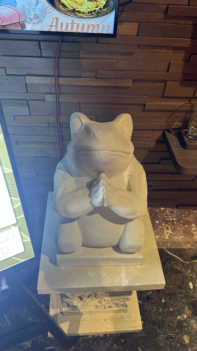 Ruru_vacances's tweet photo. 前にいった🏨に
🐸がいたの。

何撮ってんの。言われた

カエルだよ‼️‼️‼️‼️‼️ https://t.co/11XzIybm2F