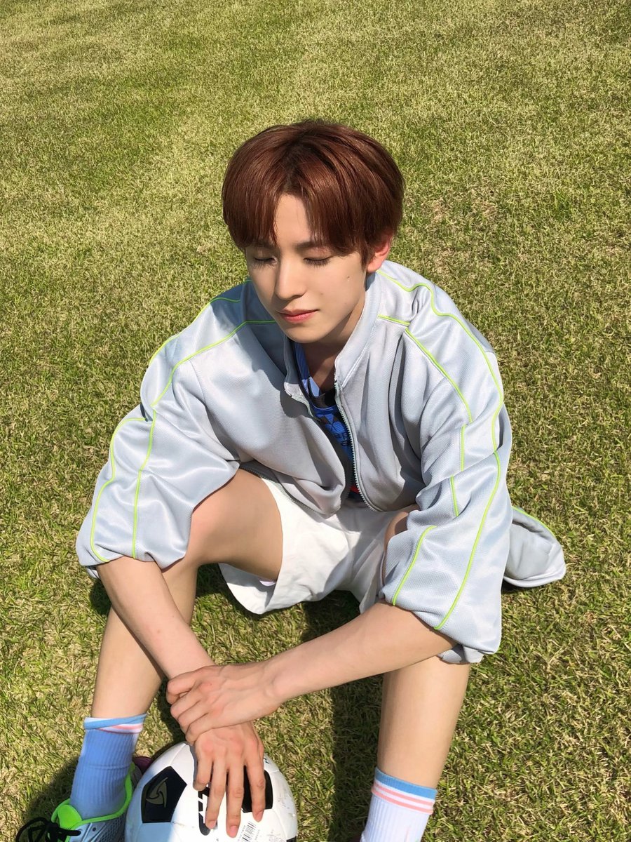 toukunoyushii's tweet photo. Went outside to make sure I got enough vitamin D, soaked up the warm sun for a bit, and now I'm ready for a nap because I'm just a little cat and staying awake for too long is simply not part of my skill set. ฅ^>⩊<^ฅ https://t.co/YIO5cGUolC