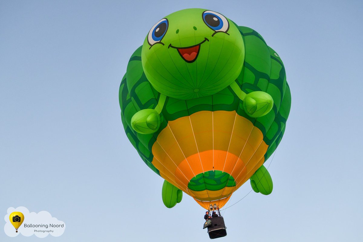 BallooningNoord's tweet photo. Voor vanavond lijken we een aanhoudende wind te hebben die niet lijkt af te nemen. Dus genieten we nog maar even van de foto's van gisteravond! #Joure #FrieseBallonfeesten https://t.co/4XdSVrZWio