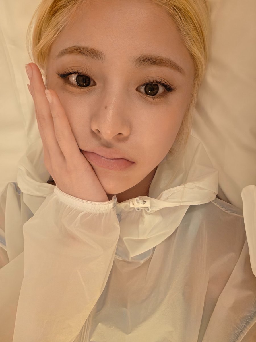 yunjinrs's tweet photo. yunjin laying in bed with her jacket 🤏🏼 https://t.co/XR921p8eNa