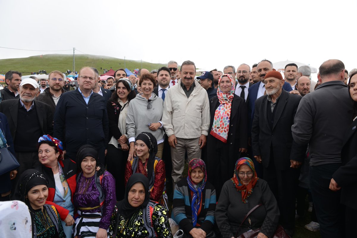 KelebekYunus's tweet photo. Kadırga yaylası analizim

Genel Başkanımız sn Yavuz AĞIRALİOĞLU İle kadırga yaylası şenliklerine katılım sağladık.

Trabzon'a ilk inişinden yaylada alanı terk ettiği ana  kadar genel başkanımıza olan ilgi alaka gerçekten Türk milletinin yeni bir yol aradığının ve bu umudun adının da Sn Yavuz AĞIRALİOĞLU olduğunun kanıtıydı.

Vatandaşlarımız ; Asker yolu bekler gibi gurbetteki evladının eve dönüşü gibi bir heyecanla hoş geldiniz Başkanım diyerek sarılmaları sarılmak için çaba sarfetmeleri, uzanan her ele her yüreğe de genel başkanımızın aynı duygularla dokunması çok güzeldi.

Cuma vakti namazı üstü açık camide kılarken cami cemaati ile girişte ve çıkıştaki sıcak sohbeti, nasihatları ve söylenen  her sözü cümle bitene kadar sabırla dinlemesi, söylenmesi gereken her cümleyi söylemesi ...Dinleyenlerin Allah yolunu bahtını açık etsin sözlerine karşılık kendinden emin olarak Allah'a emanetsiniz alacağız memleketimizi diyerek vedalaşması...

Her zamanki gibi alanda horonu da dik oynaması ve o alanda ben sizden biriyim ben sizi bildiğim yerde bulmaya geldim dercesine o samimiyeti ve duyguyu alandaki herkese hissettirmesi.

Siyaset Halk ile yapılır Halka karşı yapılmayaz kelimesinin ete kemiğe bürünmüş hali idi kadırga şenlikleri.

Türk Siyasetinin Yeni Lideri ,Türk Halkının Yeni Umudu 

Yavuz AĞIRALİOĞLU 

@yavuzagiraliog
@anahtarparti 
#KadırgaYaylası
#YavuzAğıralioğlu