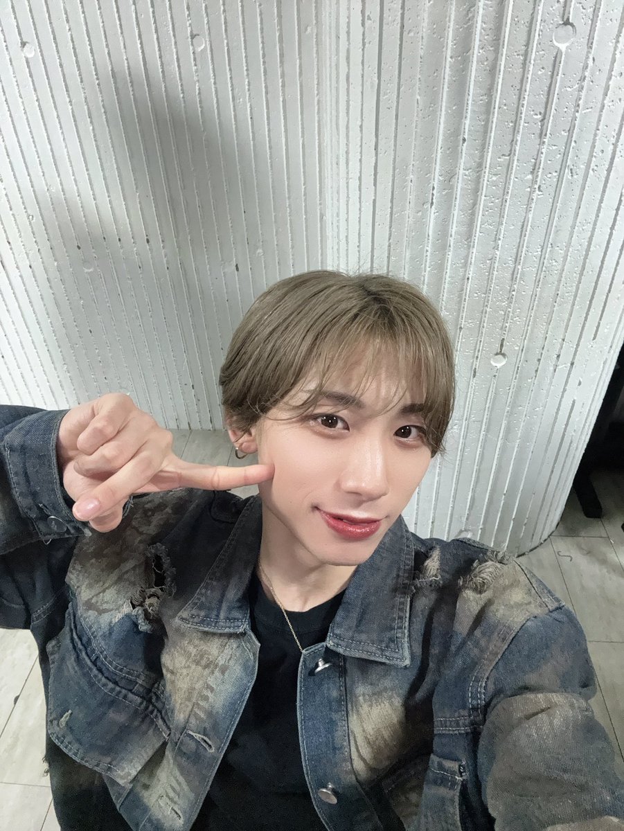 ayumu_V2's tweet photo. 本日「BOYSドランカーVol.70」
in NAGOYA

ありがとうございました！！

初名古屋遠征すごく楽しかったです❕
前回のうかたまでは行けなかった分5人でステージに立てたことがすごく嬉しかったなあ

これからもっとピンクのペンライトが光るように頑張ります🔥🌸
次回は20日です！
渋谷で待ってます！ https://t.co/JOF96dQYQF