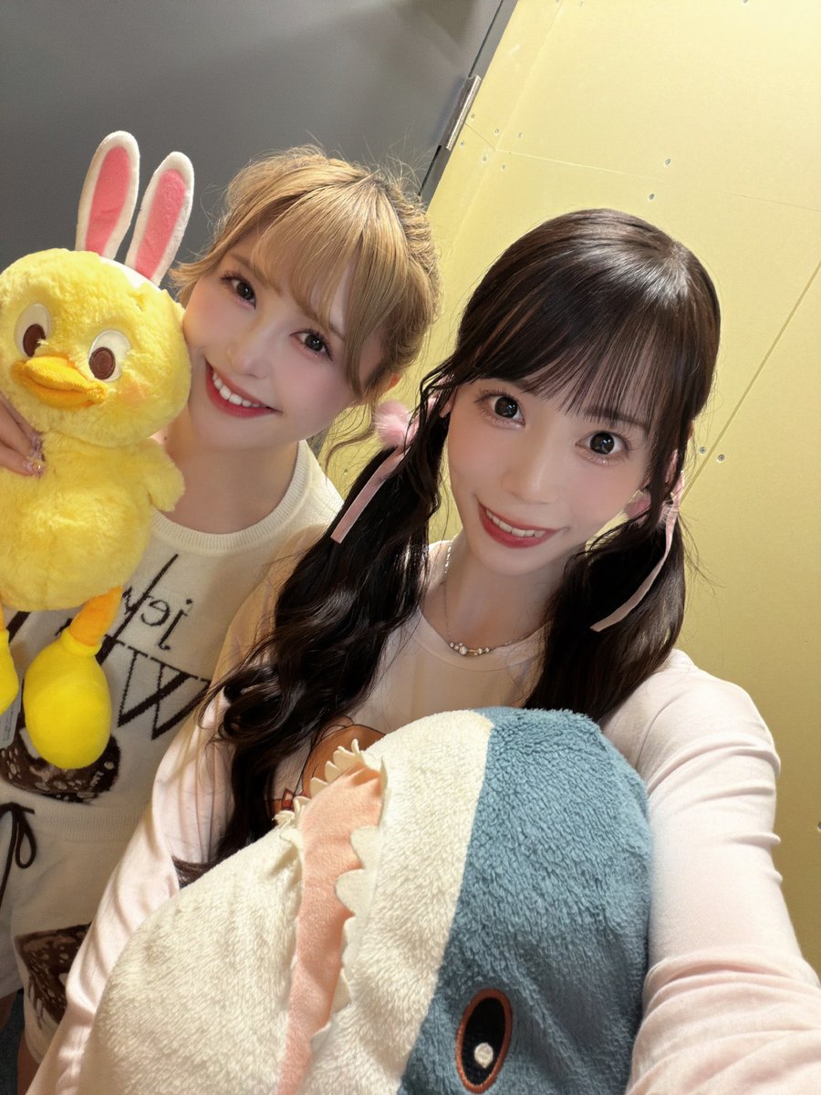 usami_yukino's tweet photo. 二部担当、はむちゃん🐹

はむちゃんはね、ArcJewelのデビューが一緒の完全同期なのです。

悔しいことも悲しいことも最初はたくさんあったから、ゆきのの涙とか葛藤を1番見ていてくれてるのがはむちゃんだなって思います。

そしてだからこそ、はむちゃんの頑張りや歩みを見ているのもゆきのだと思ってます😤
たくさん支えてもらったからこそ、当時より少しは強くなったゆきのが、はむちゃんを支えまくって恩返ししたい。

ルーチェに帰ってきてくれてからの初のリリース『Seaside Melody』で、本当に帰ってきてくれて一緒にステージ立てているのが嬉しくて、お家でひっそり涙を流す日もありました笑

そして覚悟を持って帰ってきてくれたからこそのはむちゃんの涙を拭った日もありました。
懐かしいねSeaside Melody笑

そして今臨めてる『ハートフル☆メモリーズ』
たくさん笑って（はむちゃんのツボ入った笑いが大好き）
たくさん歌声響かせて（唯一無二の歌声🐹）
たくさん支え合って一緒にステージで生きていこうと思います🐰♡🐹